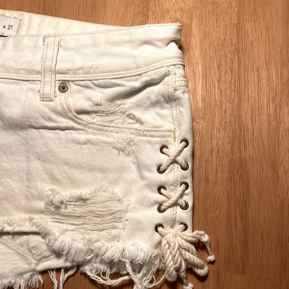 Abercrombie & Fitch New York White Cut Offs Size 4 - Picture 3 of 6
